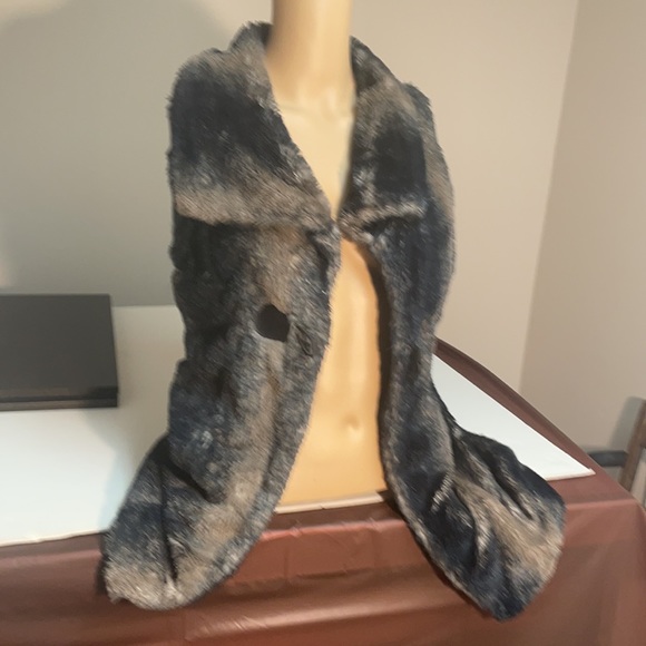 Jessica Simpson faux fur open vest - Picture 3 of 5